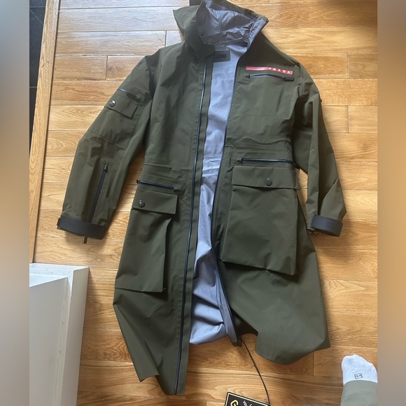 PRADA 

Military Green GORE- Tex PRO Prada jacket

NWT!!  Size medium - Picture 6 of 8